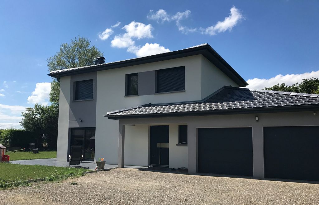 Maison contemporaine à étage, tuiles noires et enduit bicolore