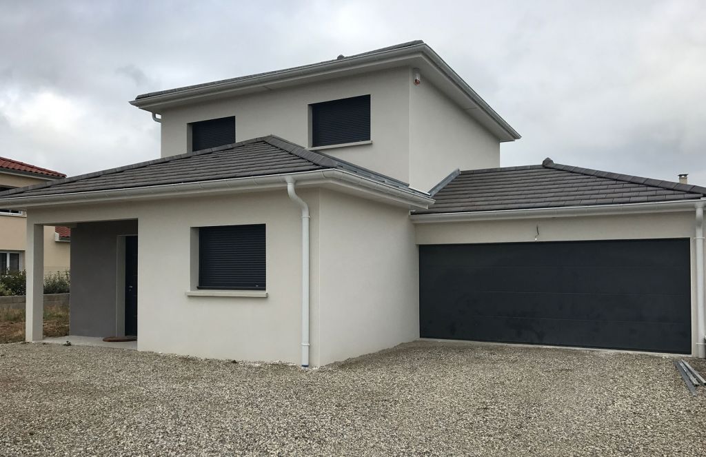 Maison à étage contemporaine aux tuiles noires